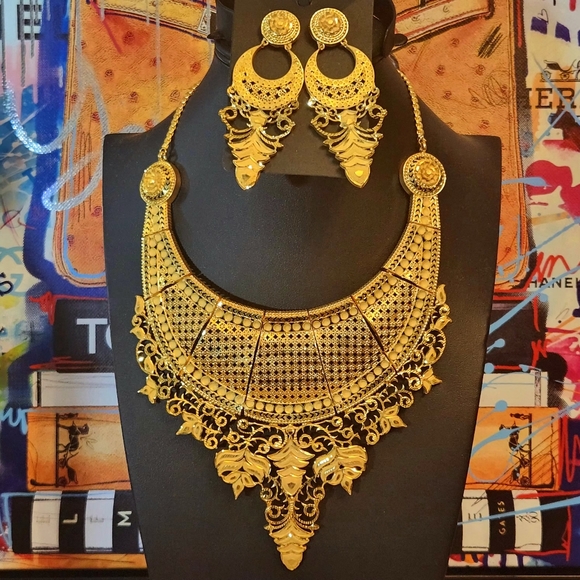 Indian Wedding Statement Gold Necklace and Earring Set - Picture 12 of 16